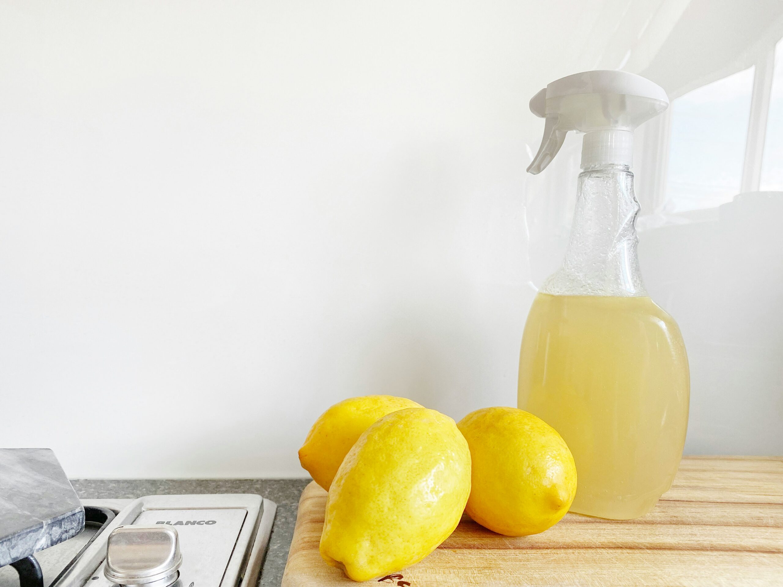 Lemon cleaning spray