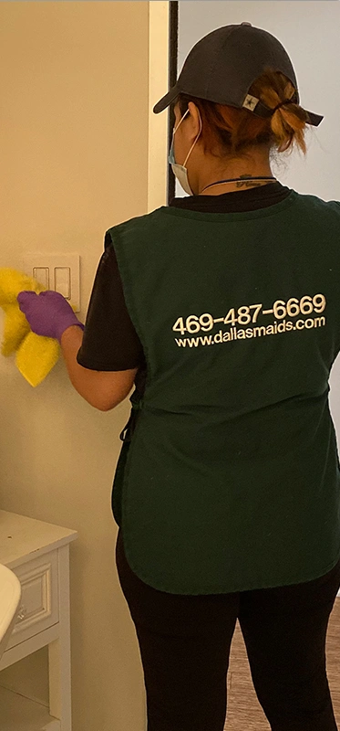 Dallas Maid cleaning light switch