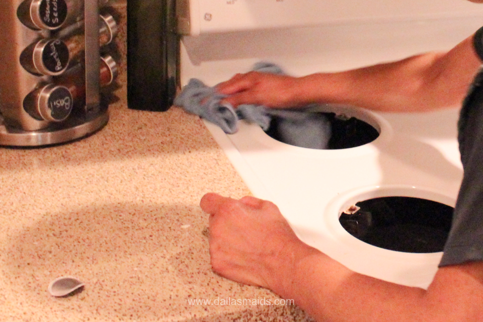 Dallas Maids - Deep cleaning a kitchen